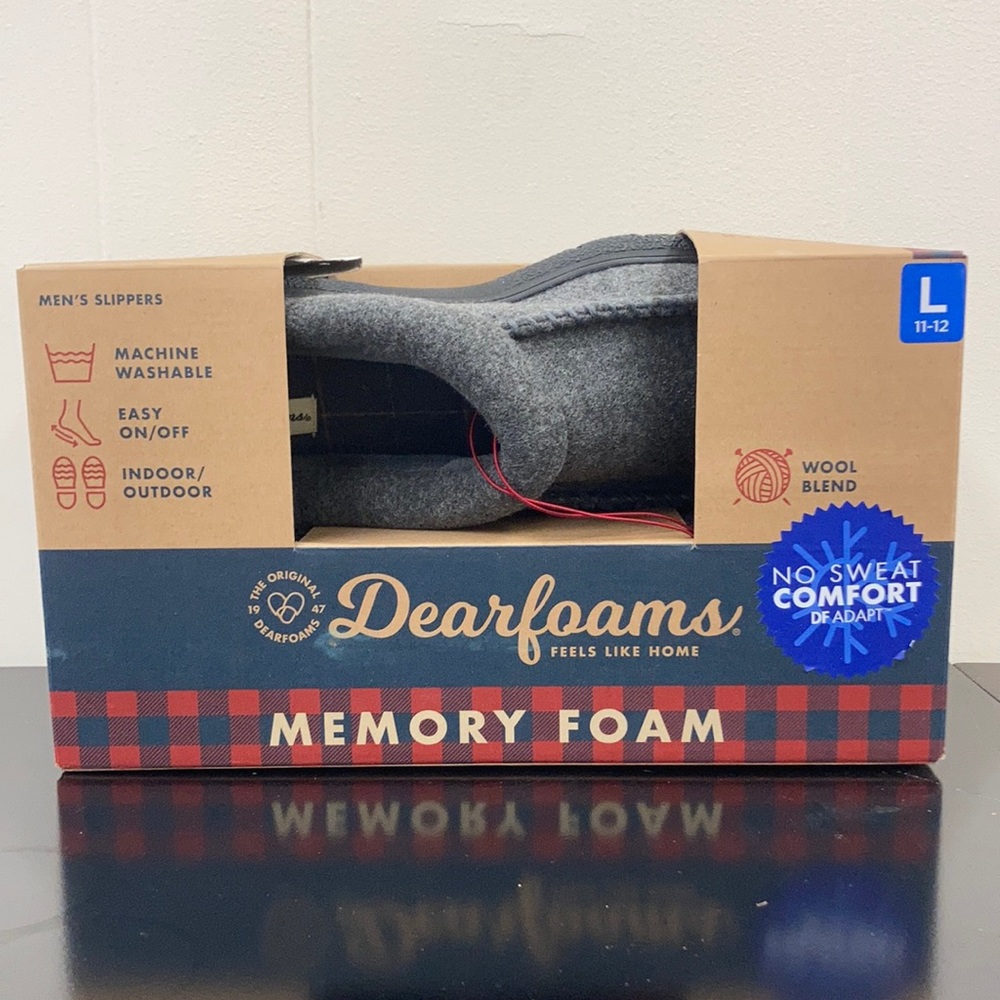 Dearfoams Men’s slippers. NEW.